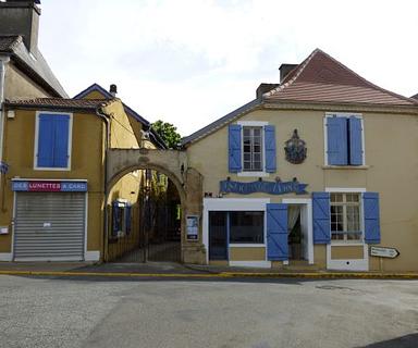 Restaurant en vente à Lembeye - 1 RESTAURANT POUR 30 COUV DE 120M²+4 CH HÔTES+1 LOFT+1 APPART+1 LOCAL loué+1077M² TERRAIN